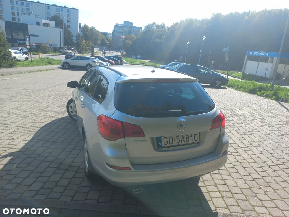 Opel Astra 2011 photo 2