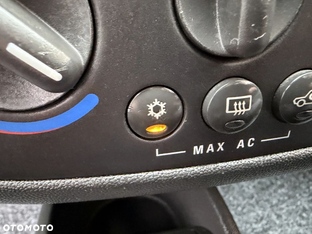 Opel Corsa 1.2 16V - 11