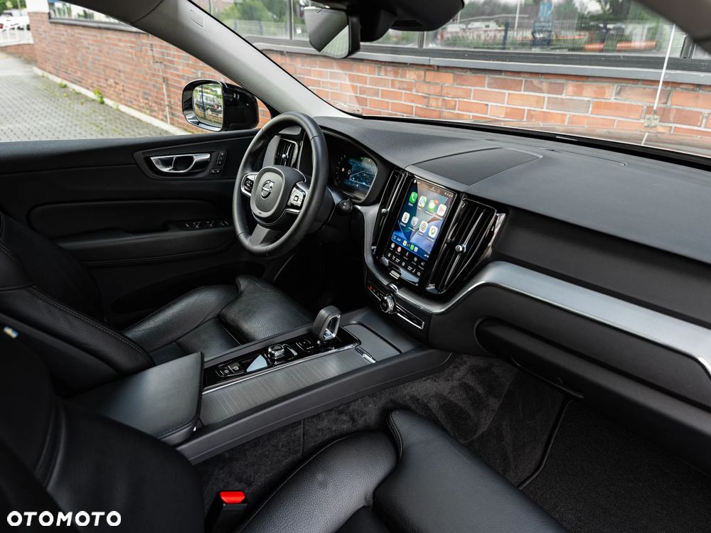 Volvo XC 60 B4 B Plus Dark - 24