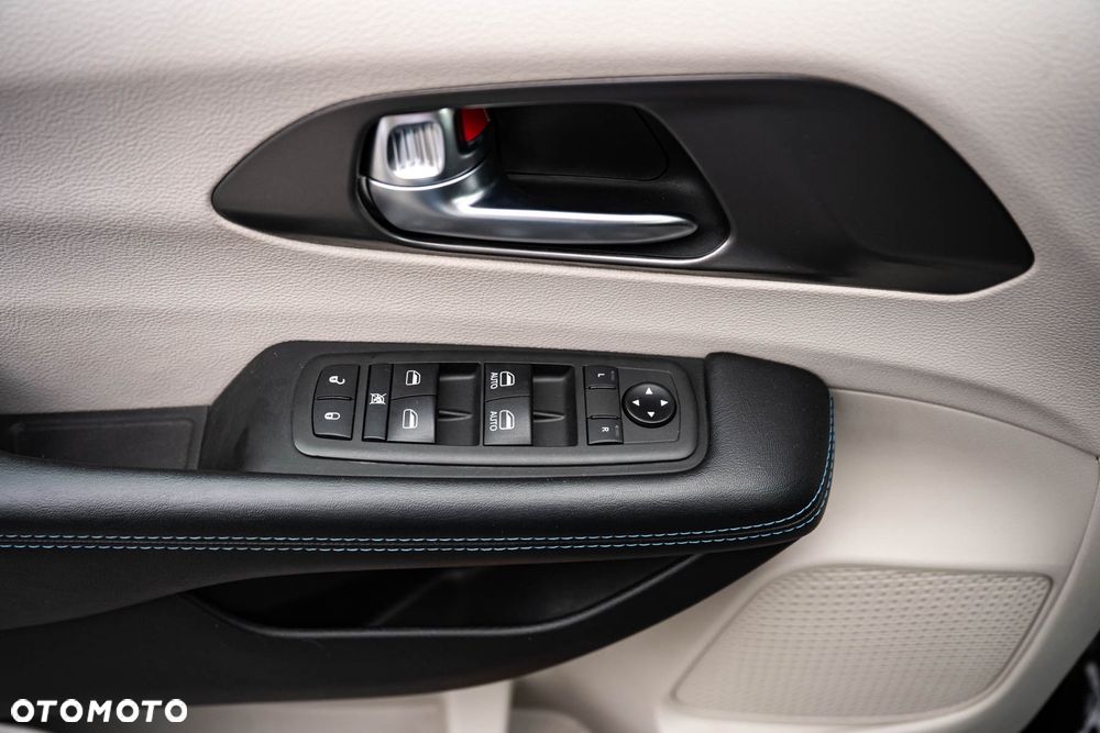 Chrysler Pacifica - 31