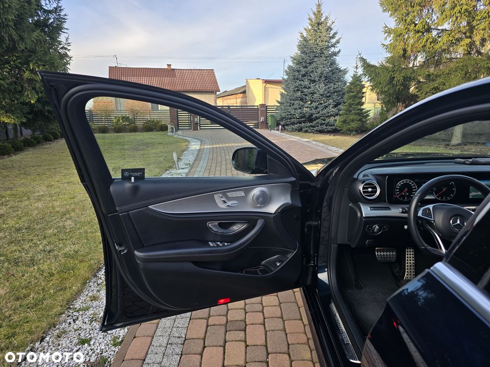 Mercedes-Benz Klasa E 220 d 4-Matic 9G-TRONIC - 27