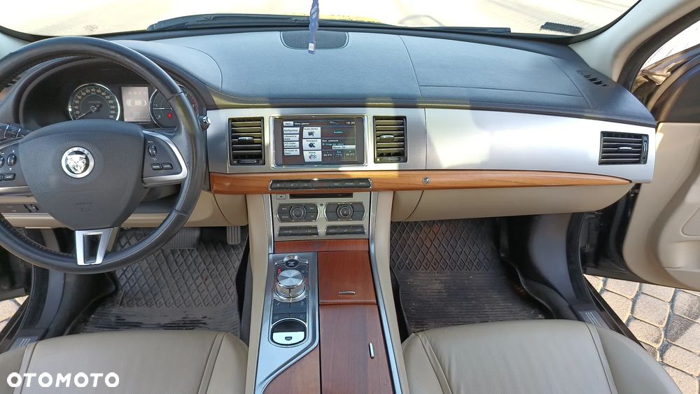 Jaguar XF 3.0 V6 D Luxury - 8