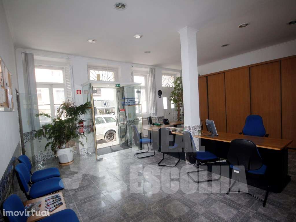 PRÉDIO NO SEIXAL 650.000

-- BAIXA DE PREÇO --

--ATENÇÃO INVES... - Grande imagem: 2/22