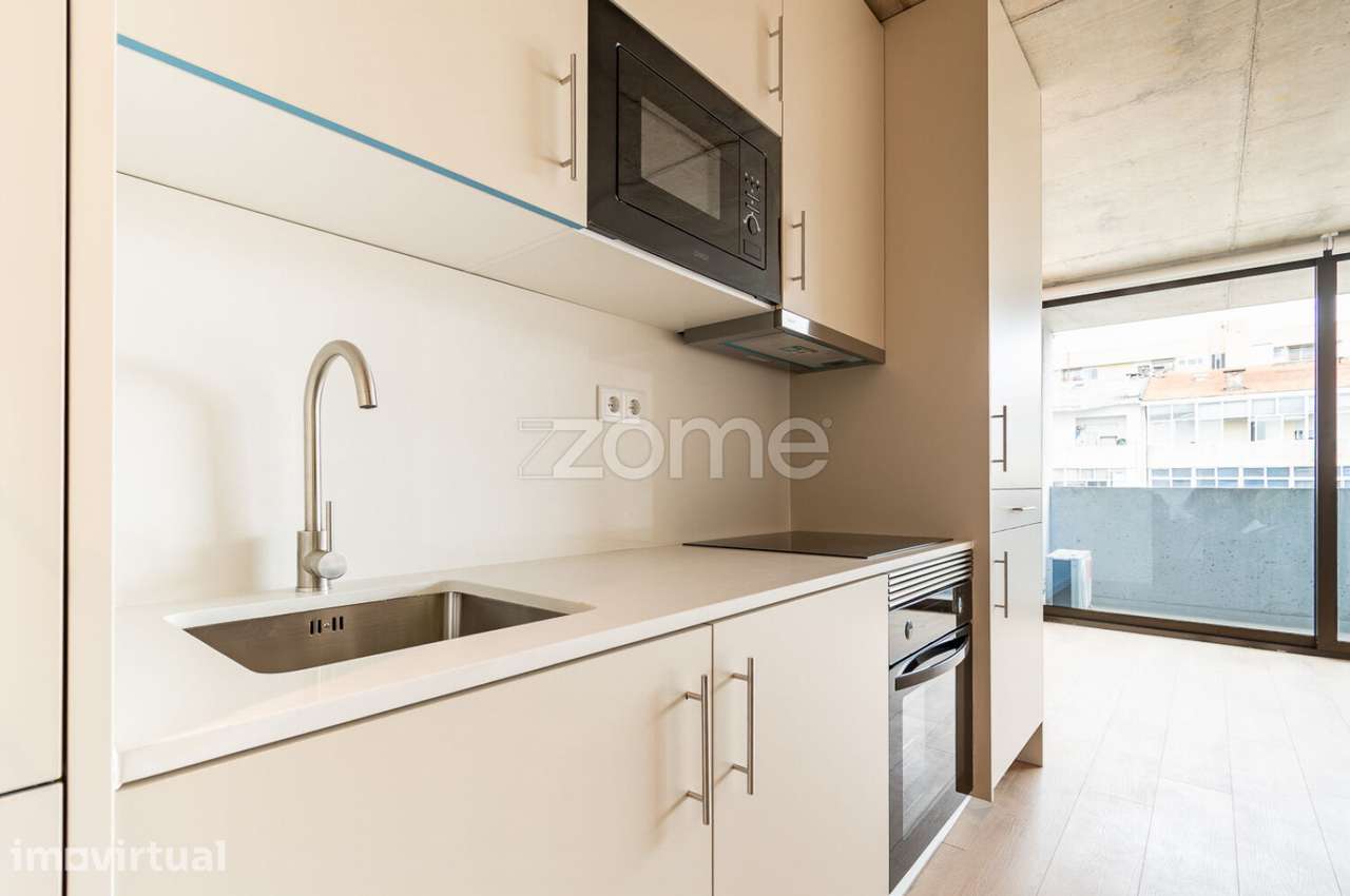 Apartamento T1 com varanda e lugar de garagem em Monte dos Burgos - Grande imagem: 3/24