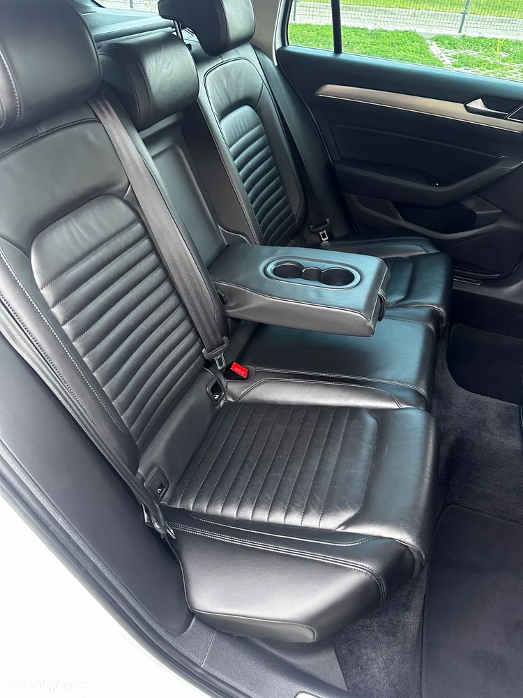 Volkswagen Passat Variant 2.0 TDI SCR 4Motion DSG Highline - 28