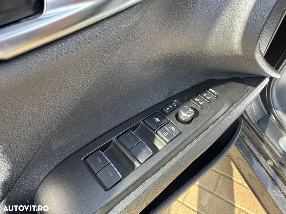 Toyota Camry Luxury - 19