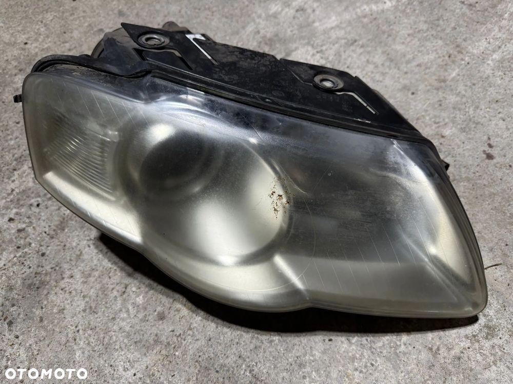 Volkswagen Passat B6 prawy reflektor