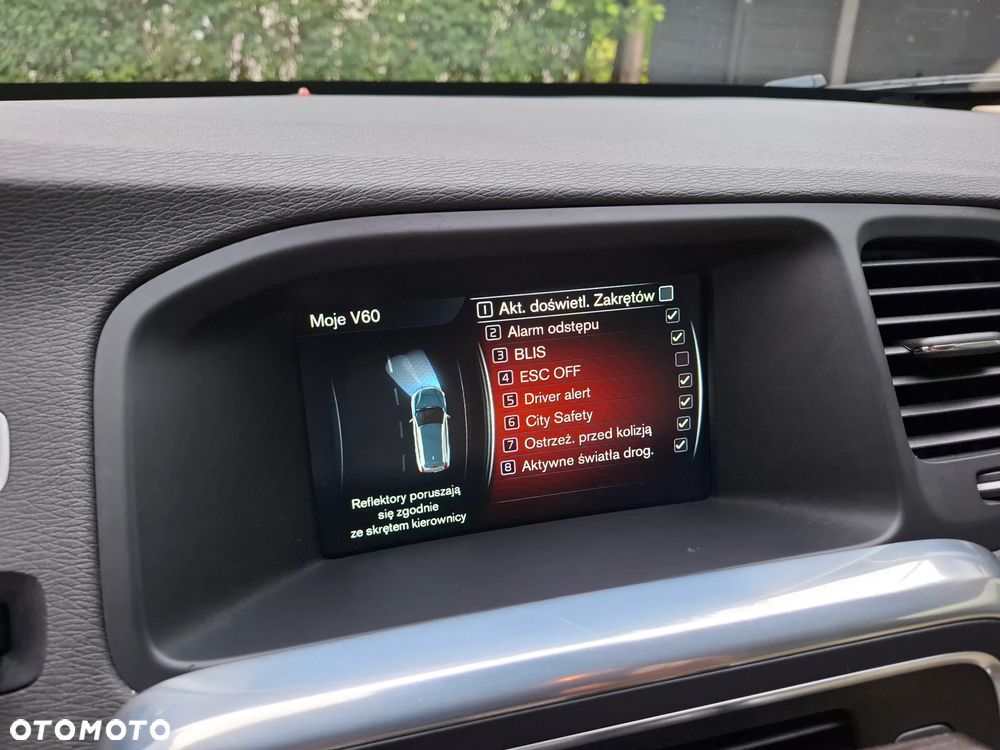 Volvo V60 D6 AWD Plug-in Hybrid Momentum - 12