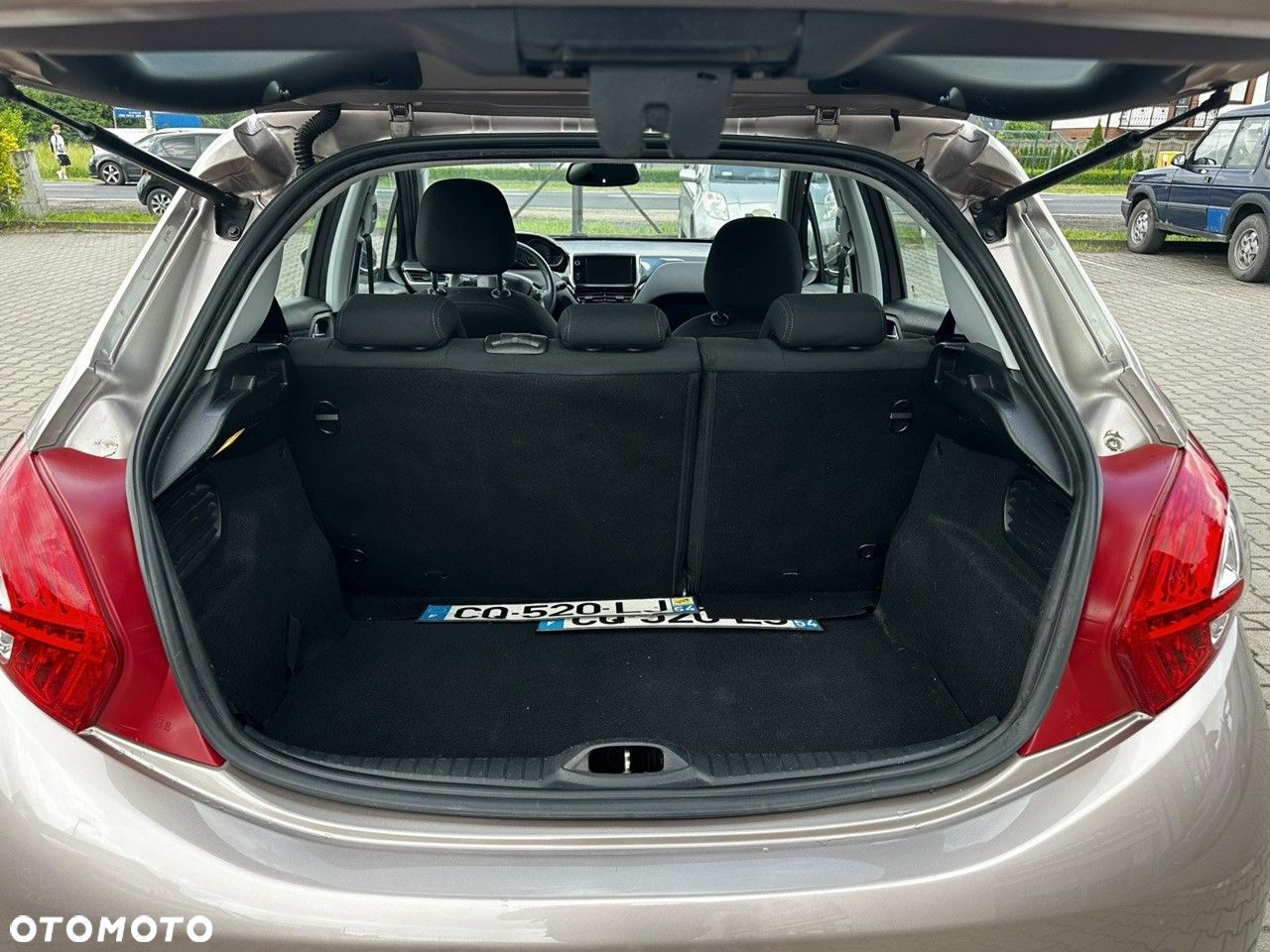 Peugeot 208 - 22