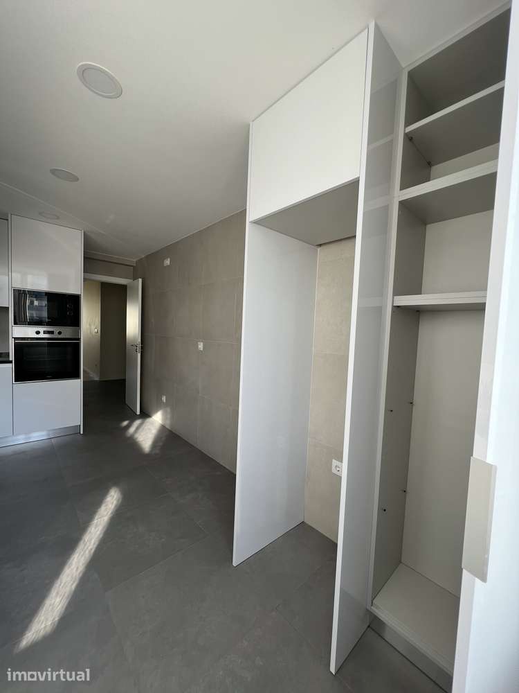 Apartamento T2 Renovado para Arrendamento | Benfica - Grande imagem: 2/11