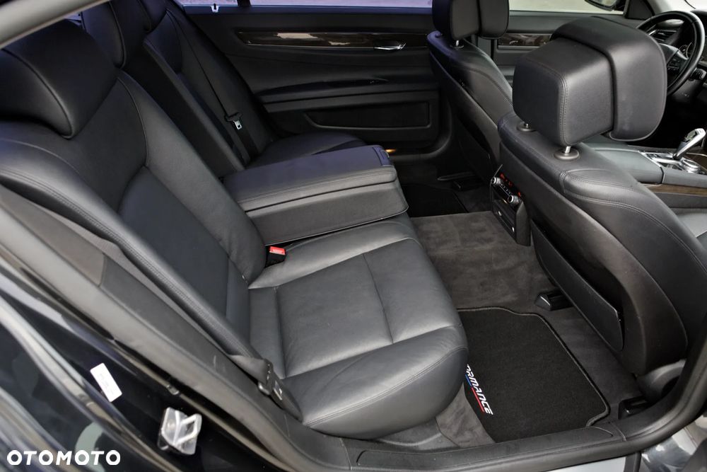 BMW Seria 7 740i - 38