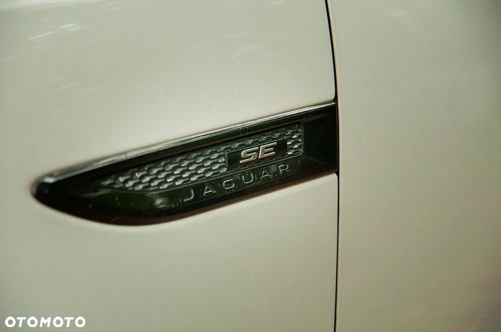 Jaguar E-Pace P200 AWD R-Dynamic SE - 15
