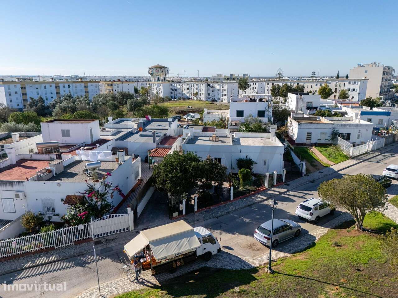 Oportunidade em Olhão: Moradia Térrea com Garagem e Grande Espaço Exte - Grande imagem: 5/60