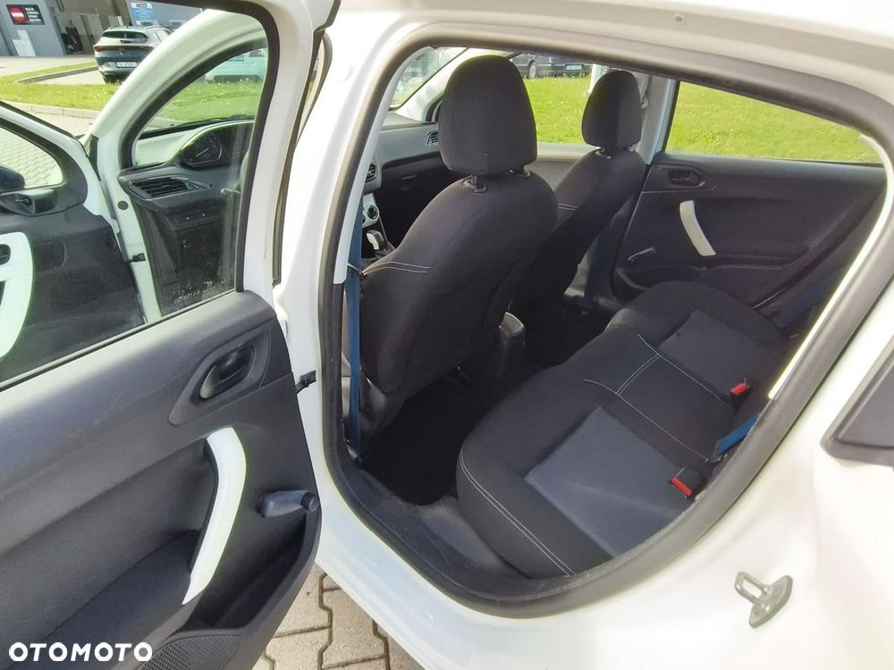 Peugeot 208 - 16