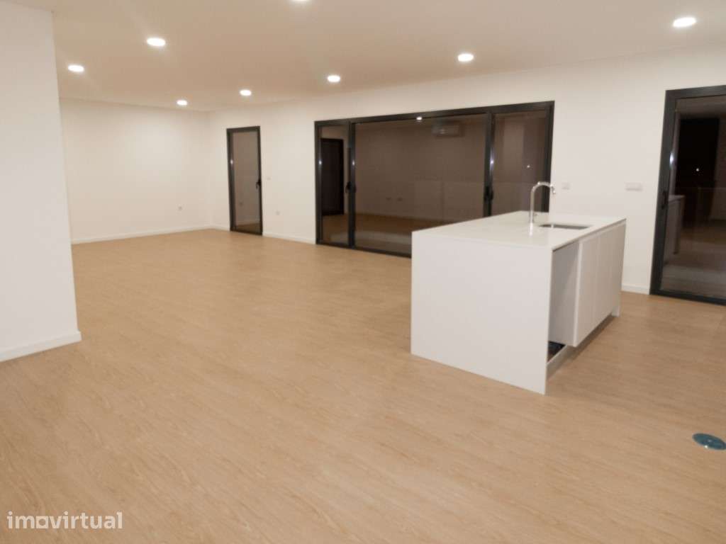 DUPLEX - T2 + TERRAÇO NA COBERTURA+GARAGEM - Conforto e Localização... - Grande imagem: 2/22