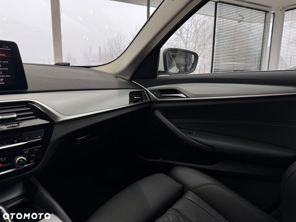 BMW Seria 5 520i - 25