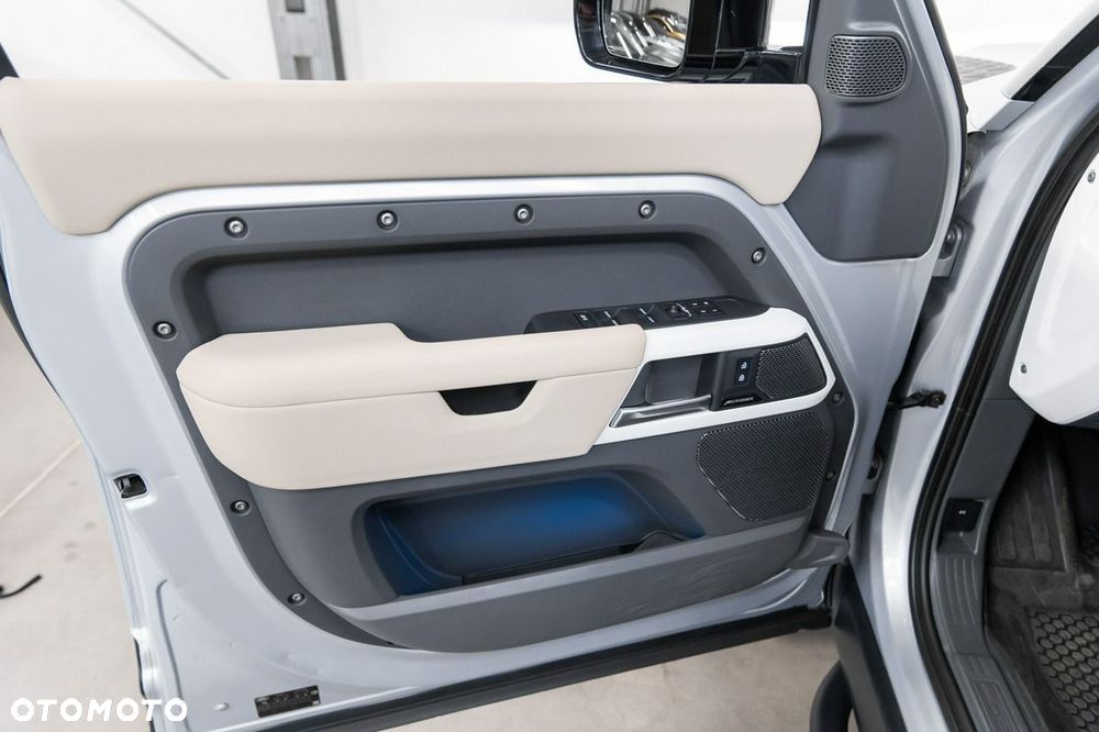 Land Rover Defender - 30