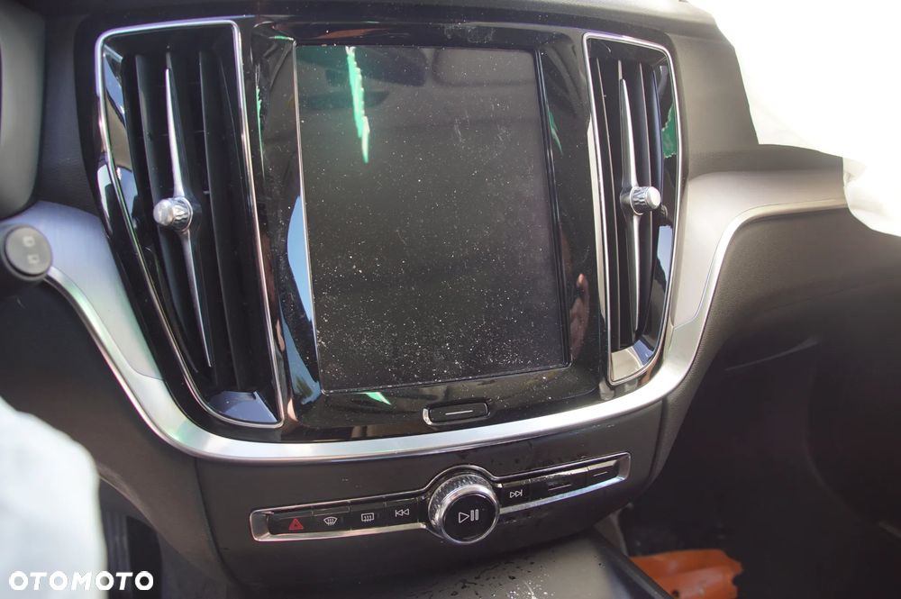 Auto na części - Volvo V60 II 2.0 D3 150 KM D4204T16 TG-81SC 711 2019R Silnik Skrzynia Drzwi Klapa Zderzak Lampa Lusterko Szyba Szyberdach Panorama Deska Kokpit Sterownik Moduł Czujnik Licznik Wyświetlacz Kierownica - 15