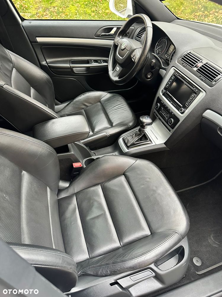 Skoda Octavia 2.0 TDI DPF DSG RS - 27