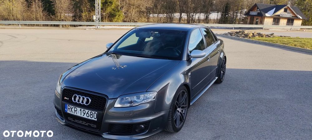 Audi RS4 Limousine - 1