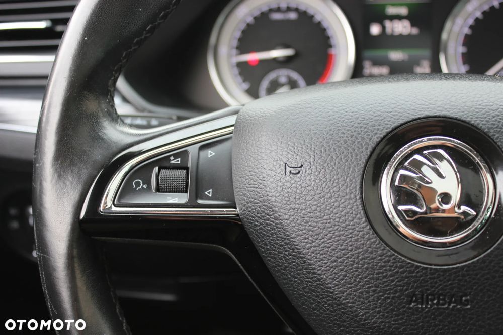 Skoda Superb 2.0 TDI DSG Premium Edition - 31