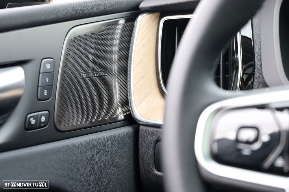 Volvo XC 60 2.0 T6 PHEV Plus Dark AWD - 29