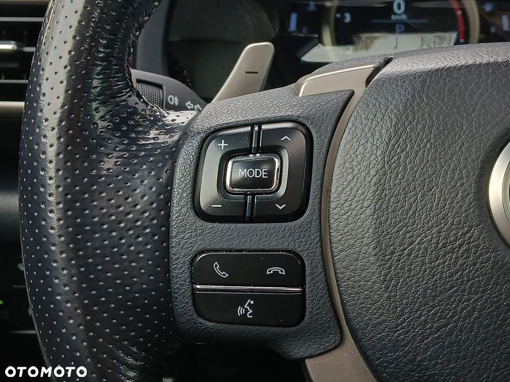 Lexus RC 200t / 300 F Sport - 30