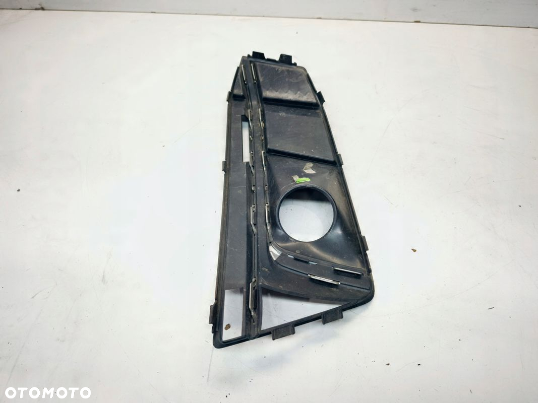 KRATKA ATRAPA ZDERZAKA PRAWA AUDI A4 B9 S LINE 8W0807682G - 8