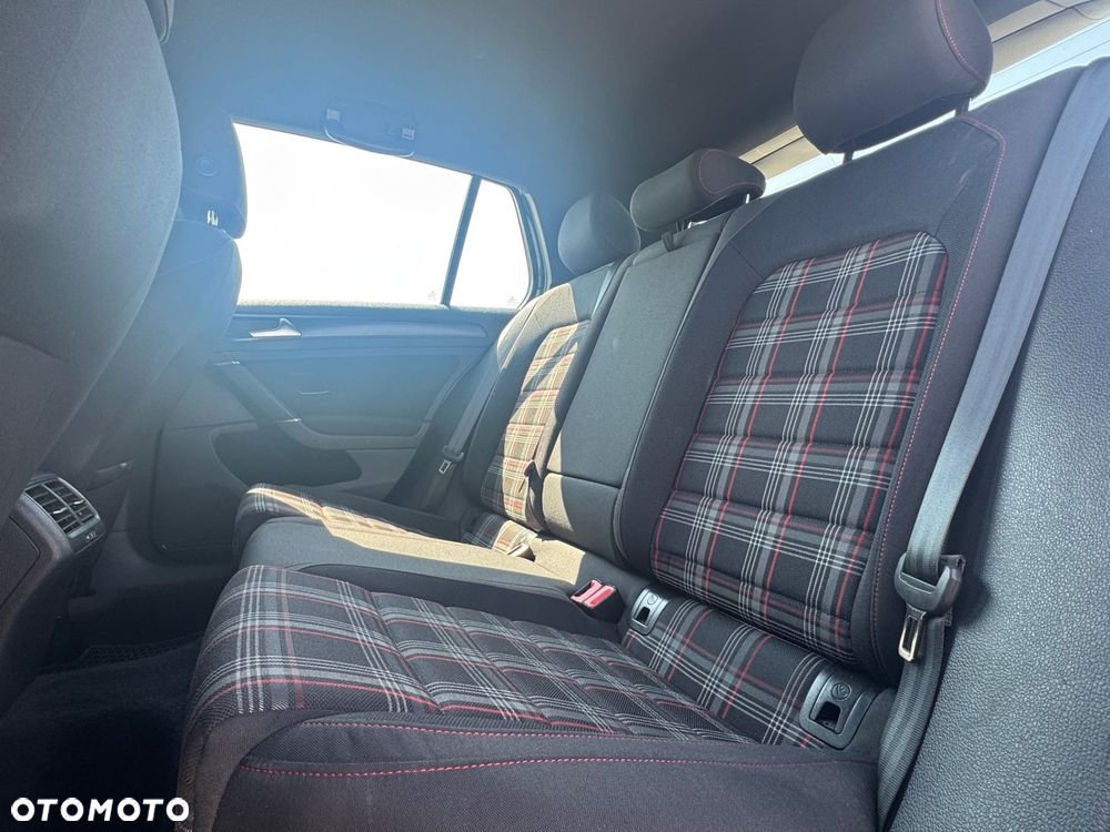 Volkswagen Golf - 17