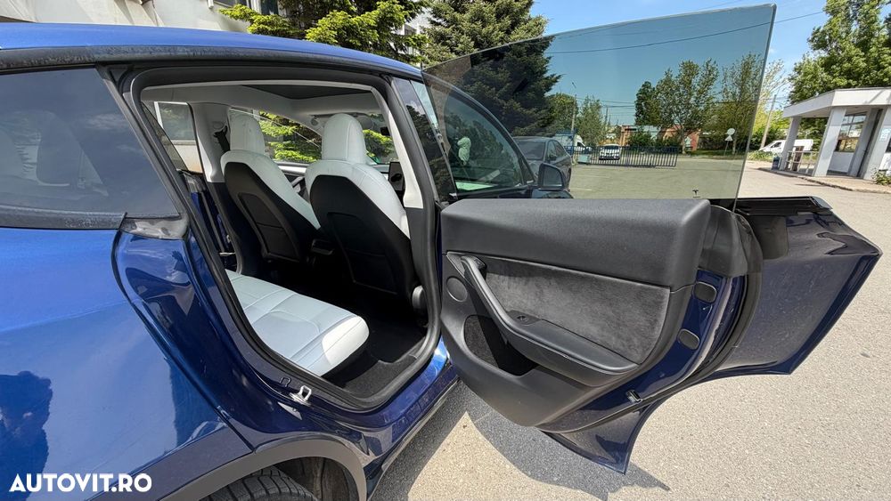 Tesla Model Y - 17