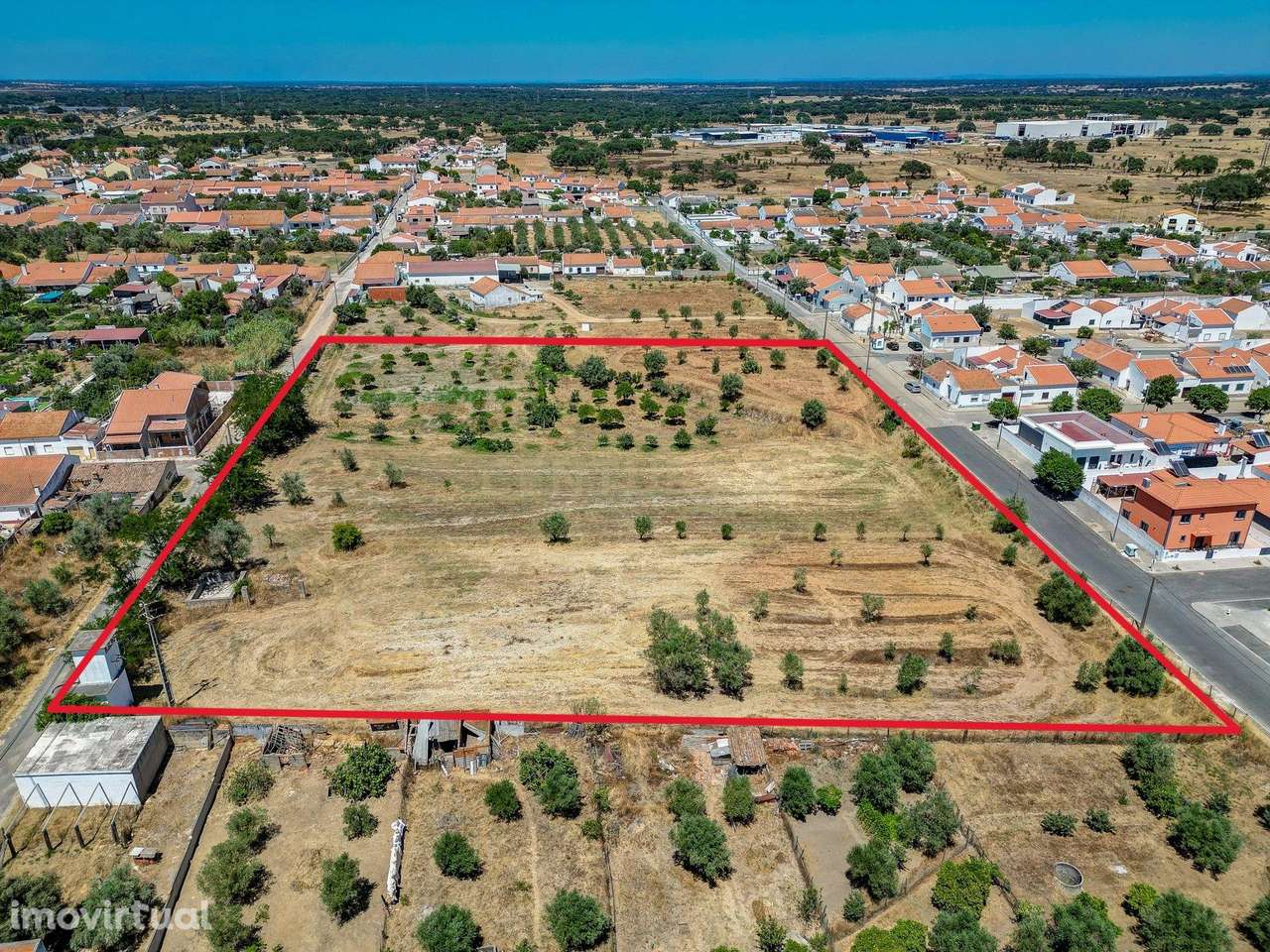 Terreno com 10000m²,  viabilidade para 30 fogos, a 30km da Costa Vicen - Grande imagem: 3/21