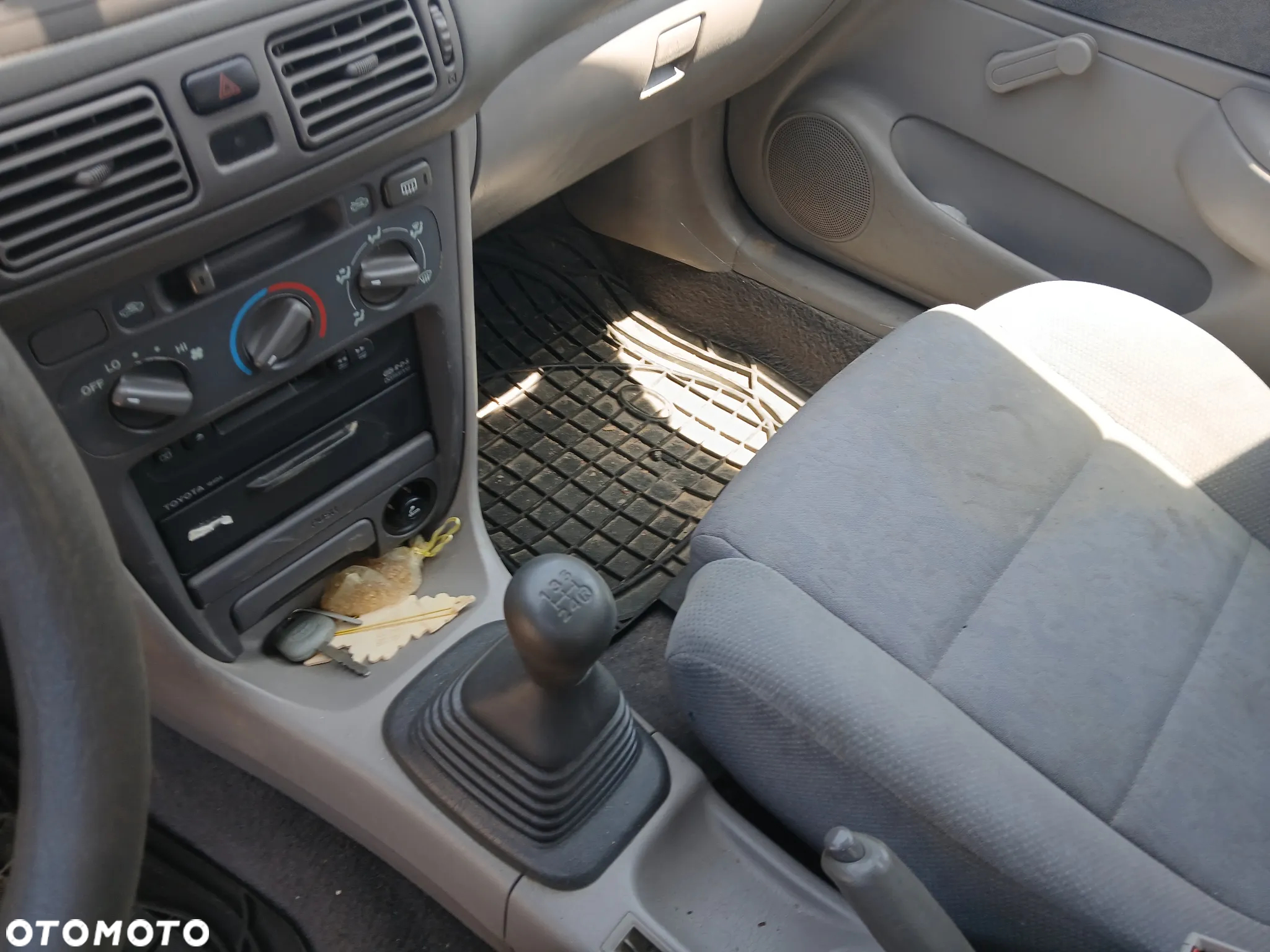 toyota corolla E11 HB fotel fotele kanapa deska kokpit podsufitka boczek boczki klamka podłokietnik - 6