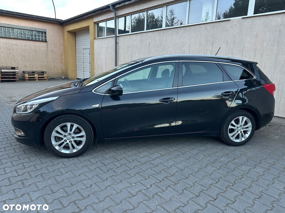 Kia Ceed 1.6 CRDi 128 ISG Dream Team Edition - 4