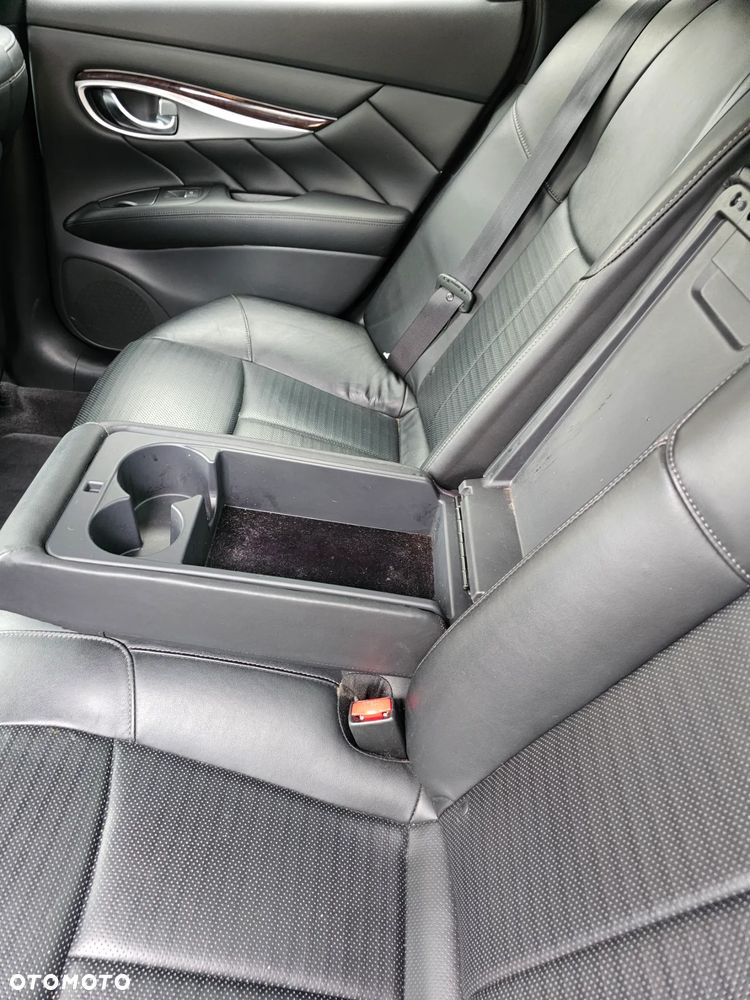 Infiniti Q70 - 26