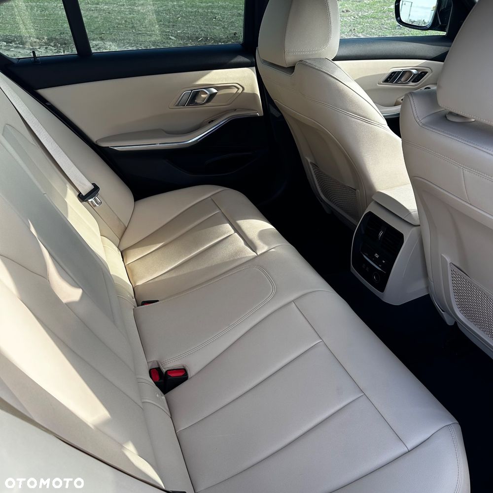 BMW Seria 3 330i M Sport - 11