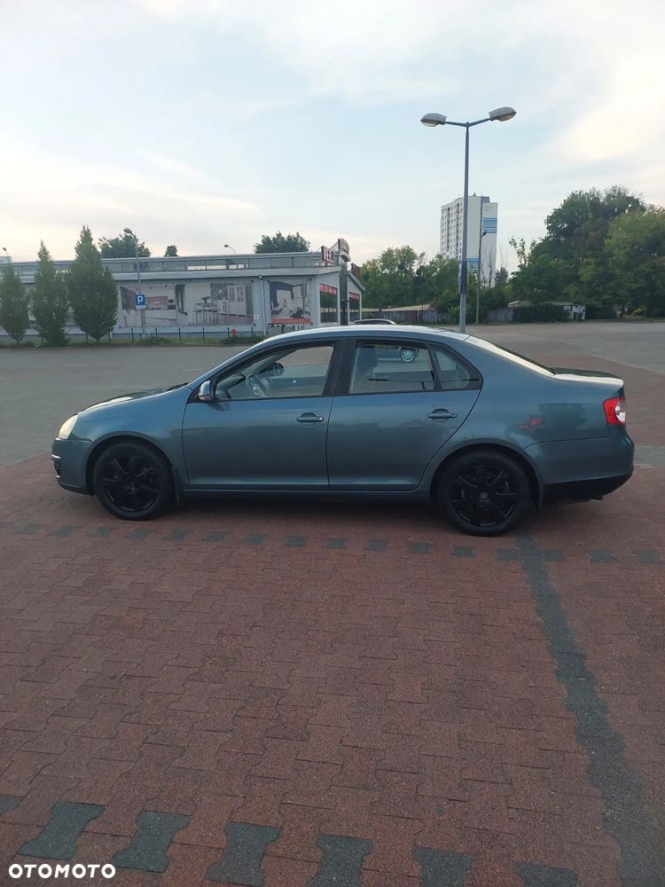 Volkswagen Jetta 1.6 FSI Trendline - 4