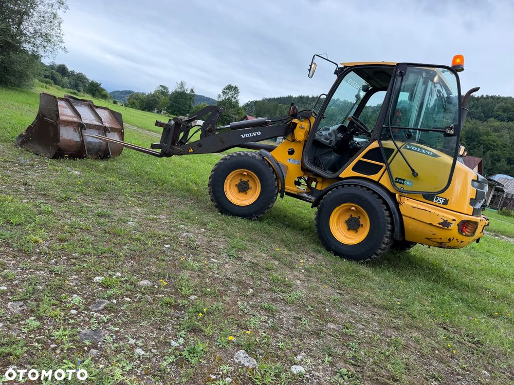 Volvo L25F Ładowarka Kołowa łamana 2015 rok. Jak Nowa! Oryginał łyżka i widły. Mocny silnik 4 cylindry. Zero luzów i wycieków. Aktualne Badania DEKRA BMWT. Wielka Okazja. Maszyna jak nowa z Salonu. 2600 mtg. Pochodzi z Norweskiego urzędu gminy. Dodatkowe linie Hydrauliczne. Szybka wolna Jazda Rewers Hydrostatic. Wersja Norwesk Mocne doświetlenie dodatkowe grzanie. kabina Ogrzewana wentylowana! Zmiana Osprzętu Hydrauliczna! pełne sterowanie z dżojstika! Opony jak Nowe. Podzespoły pomy suche, czytelne tabliczki! OKAZJA - 24