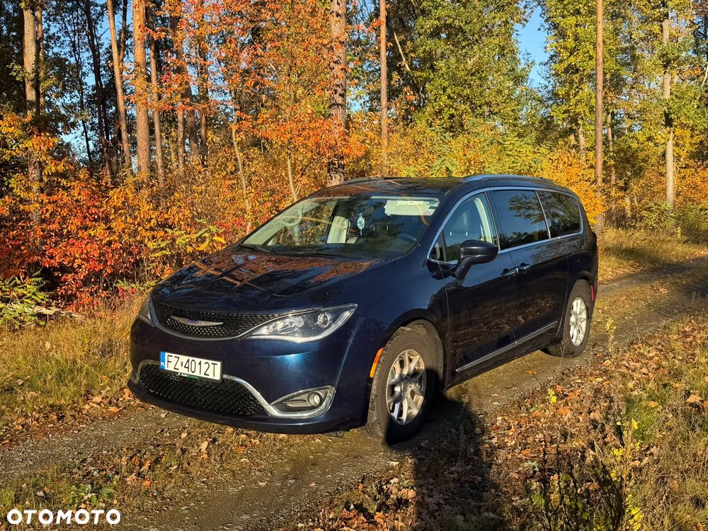 Chrysler Pacifica - 1
