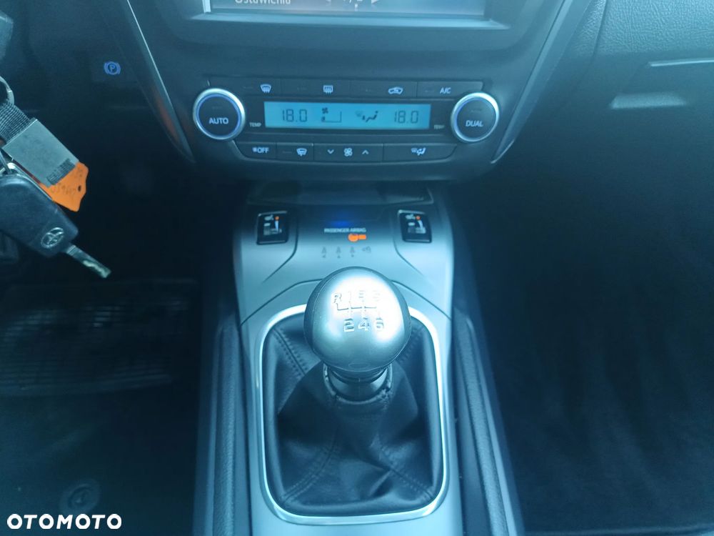 Toyota Avensis 1.8 Sol NAVI - 27