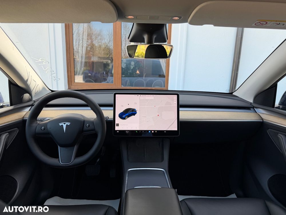 Tesla Model Y - 8