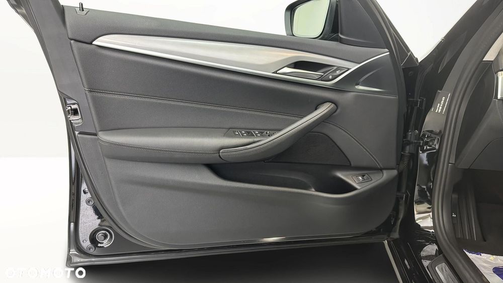 BMW Seria 5 530i xDrive mHEV - 11