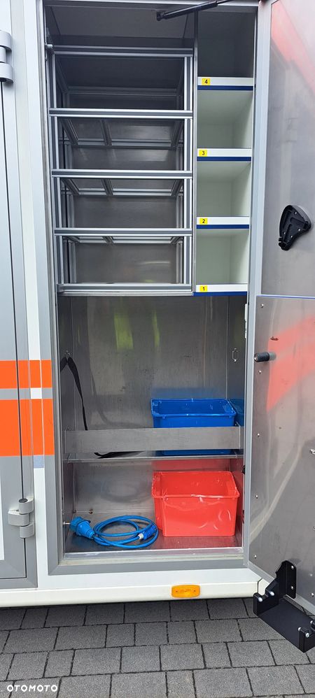 Mercedes-Benz 519 - 30