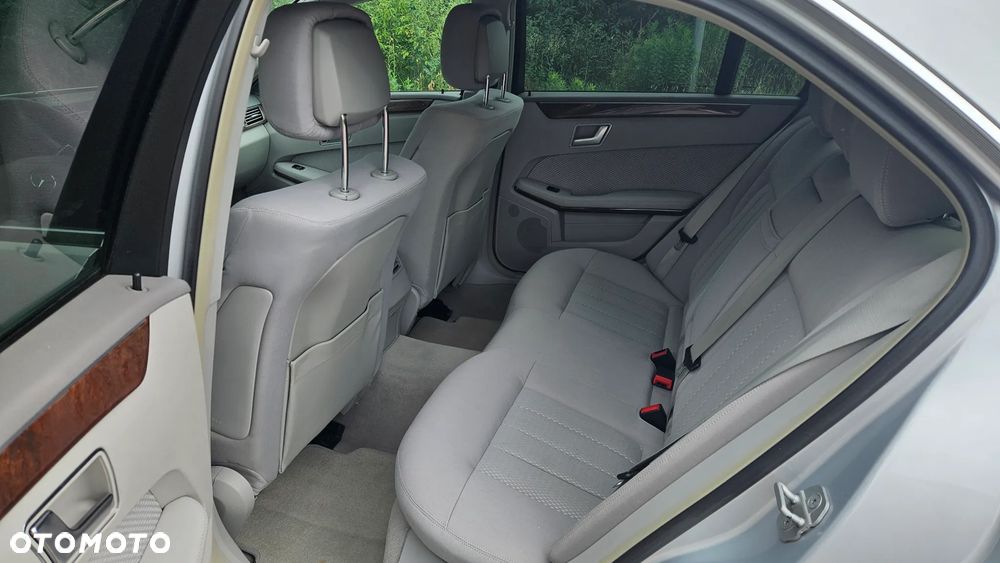 Mercedes-Benz Klasa E 300 CDI DPF BlueEFFICIENCY 7G-TRONIC Elegance - 22