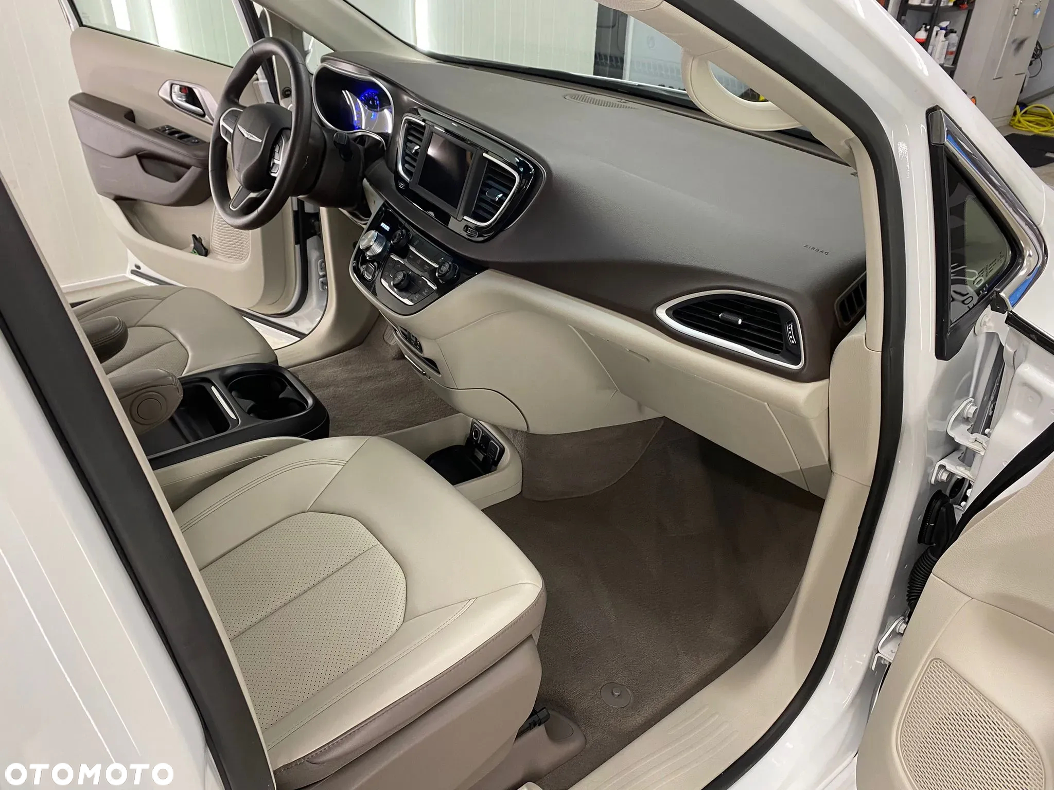 Chrysler Pacifica - 6