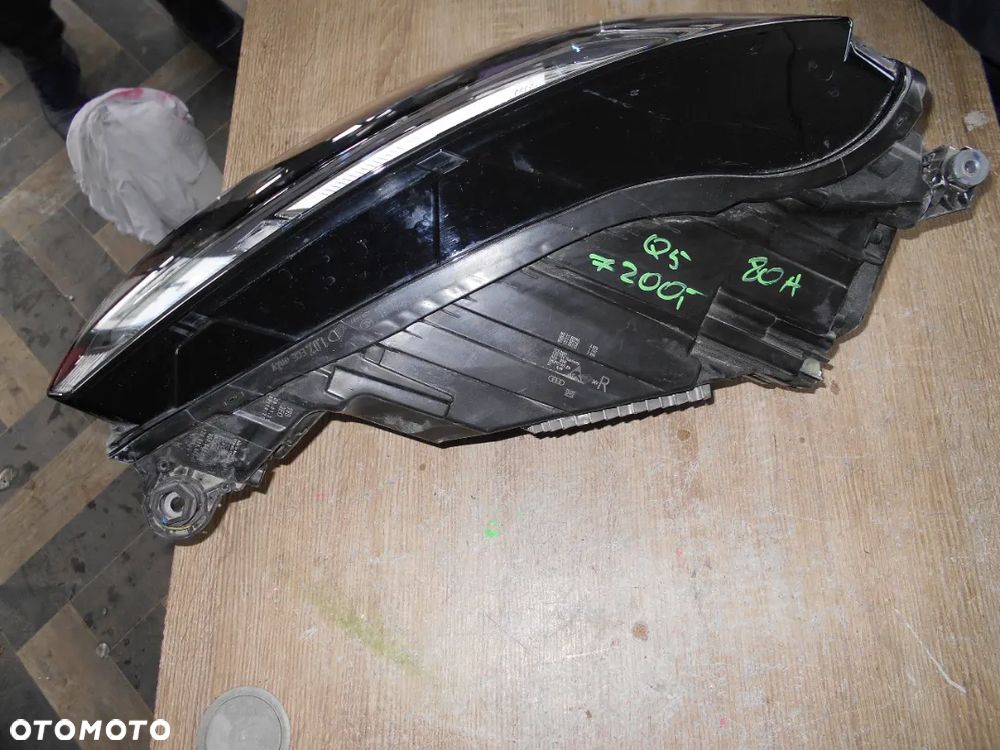 AUDI Q5 80A LAMPA PRAWY PRZÓD EUROPA 80A941036E - 2