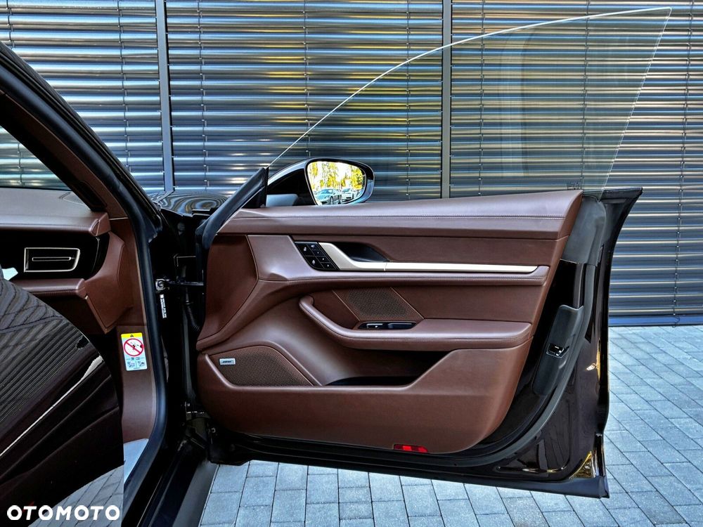 Porsche Taycan - 35