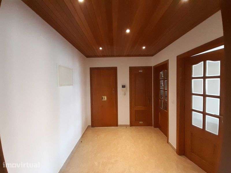 Apartamento T3 Duplex com Box (2 viaturas) localizado em Odivelas. - Grande imagem: 2/12