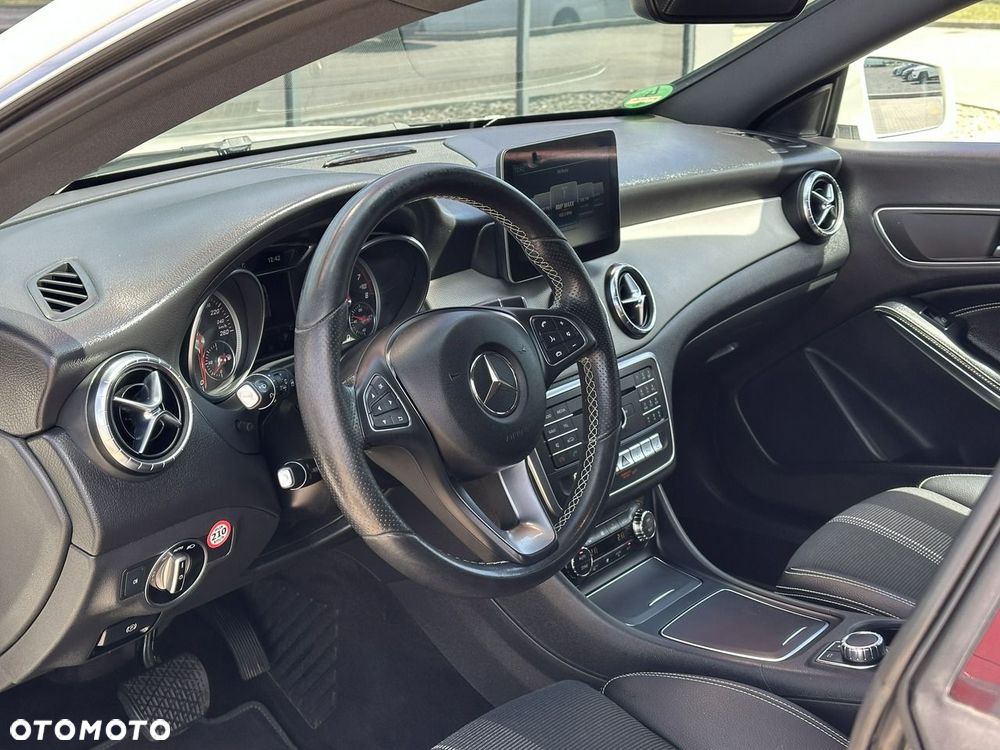 Mercedes-Benz CLA 220 4-Matic Urban - 12