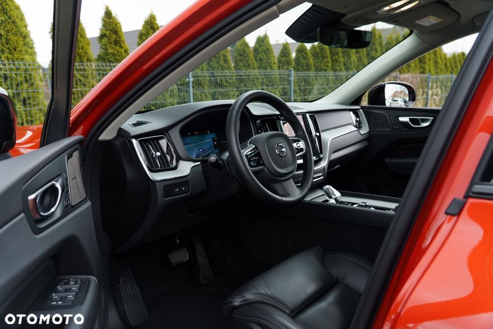 Volvo XC 60 T6 Plug-In Hybrid AWD Plus Dark - 9