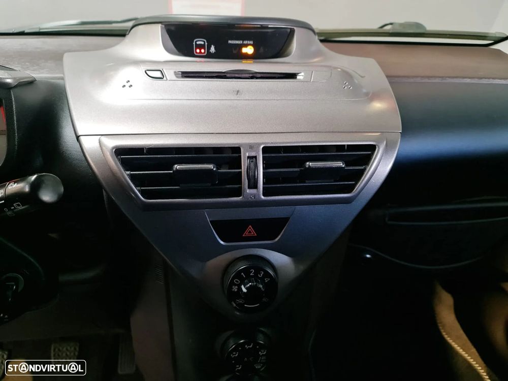 Toyota iQ 1.4 D-4D - 9